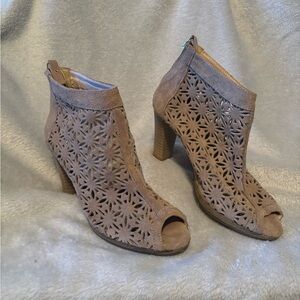 Browns Lacy Tan Booties 36